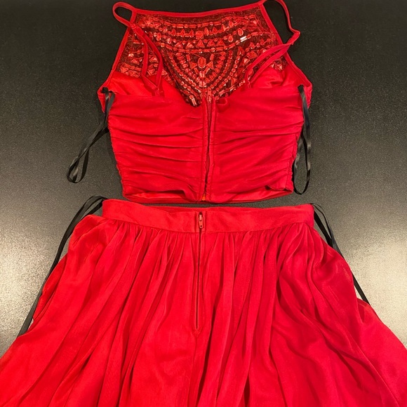 dress (formal) - Picture 3 of 6